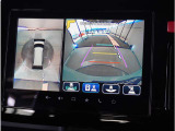 【全方位モニター】専用カメラにより上から見下ろしたような視点で360度クルマの周囲を確認することができます。駐車が苦手な方でも縦列駐車や幅寄せ時に活躍してくれます。