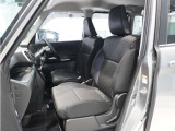 【フロントシート】からだを包みこむような形状でホールド感があり、ロングドライブでも疲れにくいシート。後ろの席のゆとりも考えた背面形状など、機能を踏まえながらスマートなデザイン!