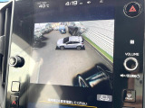 【マルチテレインモニター】車のフロントやサイドのカメラ画像を同時にモニター表示することで、悪路や狭い道を走行時でも周囲の状況確認ができ安心!本格SUVにうれしい装備です♪