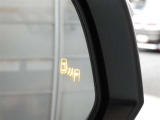 【BSM(ブラインドスポットモニター)】・・・隣の車線を走る車両をレーダーで感知。車両を感知するとドアミラーに搭載されたLEDインジケーターが点灯。