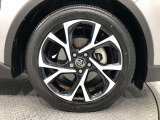 【トヨタ純正18インチアルミホイール】です!車両デザインに合わせてホイールをデザインしているため、見た目にもカッコイイアルミホイール♪洗車もラクチンで錆びません。