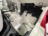 内装工程では、中古車を気持ちよくお乗りいただけるよう清掃しております。シートの洗浄はもちろん、ニオイの元となるフロアカーペットまで洗浄・消臭を実施。