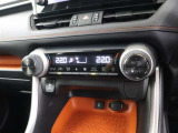 ☆オートエアコンです♪一度お好みの温度に設定すれば、車内の温度を検知し風量や温度を自動で調整してくれる優れもの!暑い&hellip;寒い&hellip;と何度もスイッチ操作をする必要はありませんね♪
