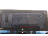 パノラミックビューモニター付きです。車両を上から見たような映像をディスプレイオーディオ画面に表示。運転席からの目視だけでは見にくい、車両周辺の状況をリアルタイムでしっかり確認できます。