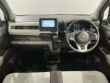 使いやすいレイアウトのダッシュボード周辺です。オートエアコンや小物入れなど嬉しい装備が満載です。