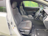 運転席まわりには十分なスペースがあり、大柄な方でもゆったり運転していただける環境です。