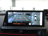 車両を上方から見たような映像をナビ画面に表示するパノラミックビューモニターです。
