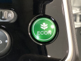 ECON モードをON にするとアクセルペダルの動きに対するエンジンの反応とエアコンの制御を切り換えることで、燃費のいい運転をするドライバーがペダルを踏んだ時と同じようにエンジンを制御します。