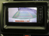 車両後方の映像を映すバックモニター。進路を確認しながら安全に車庫入れできます。