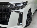 【3眼シーケンシャルターンランプ付きLEDヘッドライト】人気の『流れるウィンカー』付きのLEDヘッドライトを装備♪高級感はもちろん、点灯時は存在感たっぷりで他車からも認識されやすく安心です。