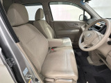 女性でも運転がしやすいように、シートの高さ調整機能(シートリフター)がついています。運転席と助手席の間が空いている為、助手席側への移動がスムーズです。