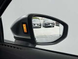 ●アウディサイドアシスト『後方の死角を並走する車両を検知しドアミラーの内側のLEDが点灯。ドライバーに注意を促し事故を未然に防ぐシステムです。』