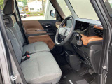 広々としたガラスエリアで周りがよく見渡せるので、小柄な方でも運転しやすい見晴らしのいい運転席