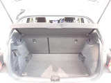 荷室は荷物を隠せるトノカバー付!充分な荷室の広さです!