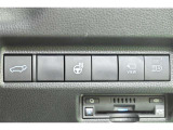 スマートキーや運転席のボタンを押すだけでリアゲートが自動で開閉します!荷物を持っている時や、高い位置にあるバックドアを閉める際に便利な機能です