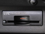 コンソール内一体型のビルトインETC装備!見た目の部分も良いですが、ETCカードの盗難防止になる設置箇所です!料金所の渋滞回避!時間帯・日によって料金の軽減を受けられます!ストレス知らずのドライブ!