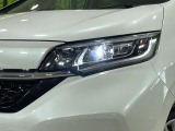 【LEDヘッドライト】悪天候や夜間走行時も良好な視界を確保し安心して運転できる高輝度LEDヘッドライトを装備!点灯速度が早く、消費電力も抑えられています。