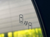 【ブラインドスポットモニター】走行中、ドアミラーの死角になりやすい箇所に後続車が接近するとサイドミラーのレンズに警告を表示!ドライバーに注意喚起をしてくれます。