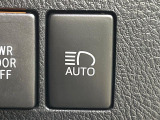 【アダプティブハイビーム】遠くまで明るく照らすハイビームを先行車や対向車に照射しない様、自動で調整!毎回手動で切り替える必要がなく、夜間走行時のストレスも軽減。安全性向上にも寄与します。