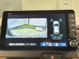 リバースギアに入れるだけで後方の表示へ切り替わります。夜間や雨の日の駐車も楽になりますよ。