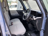 広々としたガラスエリアで周りがよく見渡せるので、小柄な方でも運転しやすい見晴らしのいい運転席
