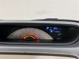 視認性に優れたメーターを採用しており、走行中でも車速や情報が分かりやすく表示されます。運転時の視線移動をむりのない範囲に抑え、快適で安心感のあるドライブをサポートします。