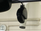 後方にもドライブレコーダーのカメラが付いています。前後両方でお車の周りを監視・記録いたします。