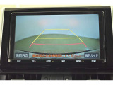 バックガイドモニター(バックモニター)付き。車両後方の映像をナビ画面に表示し、駐車などの後退操作をサポートします。