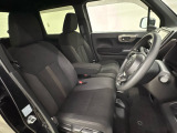 女性でも運転がしやすいように、シートの高さ調整機能(シートリフター)がついています。運転席と助手席の間が空いている為、助手席側への移動がスムーズです。
