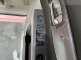狭い駐車場で便利な電動格納ドアミラーが付いています。