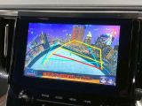【バックカメラ】運転席から画面上で安全確認ができます。駐車が苦手な方にもオススメな便利機能です。