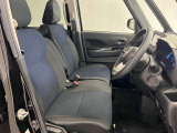 ゆったりと座れる運転席シートですのでストレスなく運転が出来ますよ!