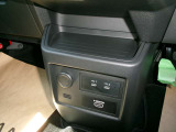 小物入れも各所にあります。Cタイプ充電ポートも運転席そばにあります。
