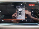 【3Dサラウンドカメラ】周囲の安全確認をアシストする機能です。3D車外ビュー、360&deg;オーバーヘッドビューを 利用して、狭いスペースでも安心、スムーズに運転操作ができます。