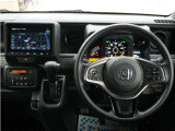 運転にかかわる様々な操作を安全に行えるように視点移動が少なく、操作性に配慮されたスイッチ類が凝縮されたコクピットです。