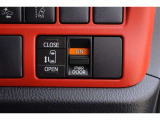電動スライドドアのスイッチです。車内からもスイッチひとつでラクにドアの開閉できますよ♪