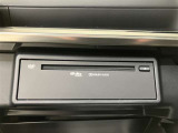 グローブボックス内にオプションのDVD・CDプレイヤーが装着されております。
