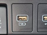 スマートフォンの充電に便利なUSBジャックを装備しています。