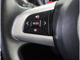 ステアリングスイッチ付き。前方から目を離すことなく操作することが可能です。