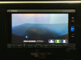 ギヤをR(バック)に入れるとナビの画面に後ろの映像が映るリアカメラ付です。後退時、コンディションが悪い視界でもカラーバックモニターがドライバーをサポートします。