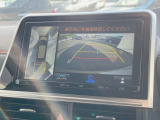 【マルチテレインモニター】車のフロントやサイドのカメラ画像を同時にモニター表示することで、悪路や狭い道を走行時でも周囲の状況確認ができ安心!本格SUVにうれしい装備です♪