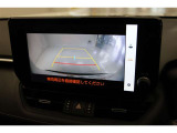 【バックモニター】 車庫入れ時など、後ろが確認できて安心です。運転に自信がない方にはおすすめの装備です。ただし、バック時目視での確認も忘れずに。