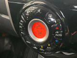 【オートエアコン】一度お好みの温度に設定すれば、車内の温度を検知し風量や温度を自動で調整。暑い&hellip;寒い&hellip;と何度もスイッチ操作をする必要はありません。快適な車内空間には必須の機能ですね♪