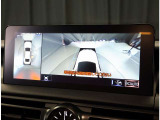 パノラミックビューモニター。車両を上から見たような映像を表示。運転席から目視しにくい車両周囲の状況をリアルタイムで確認できます。