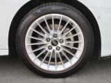 全車両に標準装備の純正アルミホイールは、純正ならではのバランスの良いデザインと、走行安定性をお楽しみ頂けます。