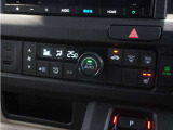【オートエアコン】温度を設定すれば自動で快適な車内温度を保ちます。エアコン内部の高性能脱臭フィルターで車内のアレルゲンや花粉を除去。