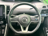 インテリアに合わせたデザインのステアリングは、運転される方のことも考え、運転しやすい形状、大きさです。是非一度、実際に触ってお確かめください。