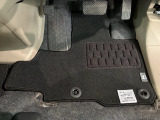新品の純正フロアマット付きです。ドライブの際に気分良く乗って頂けます。