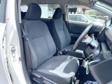 運転席まわりには十分なスペースがあり、大柄な方でもゆったり運転していただける環境です。