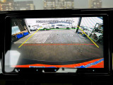 【バックカメラ】運転席から画面上で安全確認ができます。駐車が苦手な方にもオススメな便利機能です。